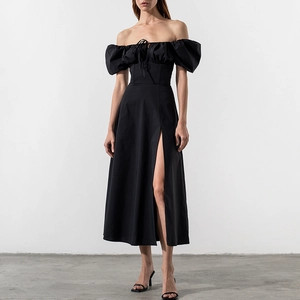 Abito midi nero con spalle scoperte, maniche a sbuffo, coulisse e spacco laterale alto