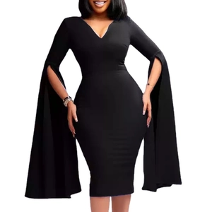 Robe midi moulante noire élégante avec col en V profond et longues manches fentes