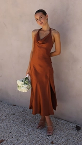 Détail de la robe en satin avec col bénitier et dos nu en orange brûlé avec fente haute