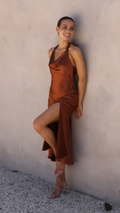Détail de la robe en satin marron avec col bénitier et fente latérale haute élégante