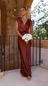 Détail d'une robe de mariée élégante en satin à col en V et mancherons marron chocolat