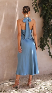Détail de la robe licou en satin bleu avec dos nu et un grand nœud décoratif élégant