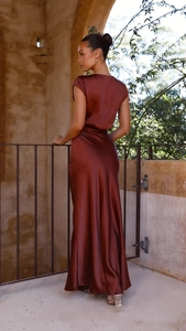 Détail d'une robe en satin marron montrant le décolleté en V profond et le drapé fluide