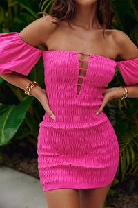 Détail de la robe mini rose fuchsia smockée à épaules dénudées avec découpe et manches bouffantes