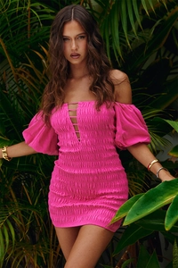 Détail de la robe mini rose fuchsia froncée avec manches bouffantes et découpe bustier
