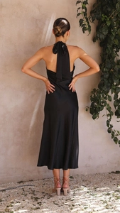 Détail de l'élégante robe longue dos nu en satin noir avec ruban de soie autour du cou