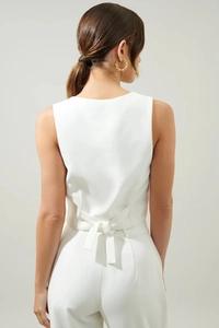 Elegantes weißes ärmelloses Top mit Schleife am Rücken und passender Hose im Set