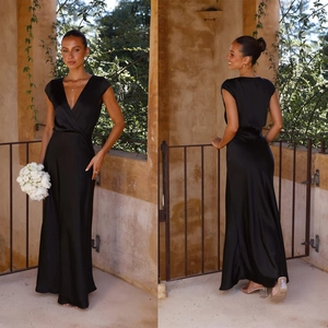 Élégante robe longue en satin noir avec col en V et coupe sirène pour mariages et soirées
