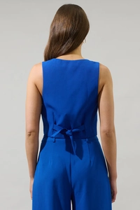 Detailansicht der royalblauen Weste mit verstellbarer Rückenbindung und Anzugstofftextur
