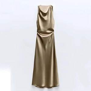 Detail eines champagnerfarbenen Satin-Midikleids mit Wasserfall-Ausschnitt und Raffung
