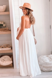 Dettaglio dell'abito premaman bianco boho con corpetto in pizzo e vita elasticizzata
