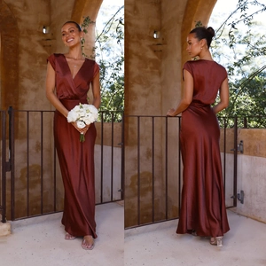 Robe longue élégante en satin bordeaux avec col en V, coupe sirène et petites manches courtes