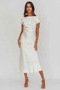 Détail de la robe en satin ivoire montrant les plis à la taille et le tissu lisse
