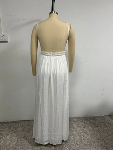 Dettaglio della vita alta elastica e del tessuto plissettato fluido di questo abito premaman bianco