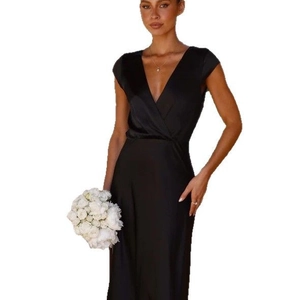 Robe de soirée sirène élégante en satin noir à col en V pour mariages et réceptions