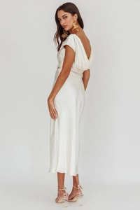 Détail d'une élégante robe longue en satin blanc avec dos nu drapé et coupe ajustée