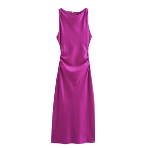 Detail eines eleganten Satin-Midikleides in Magenta mit Wasserfall-Ausschnitt und Raffung