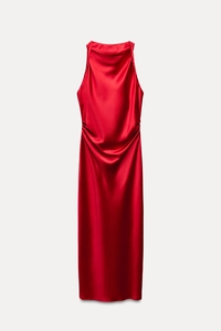 Detailansicht des roten Satin-Midikleids mit Taillenraffung und drapiertem Wasserfallausschnitt