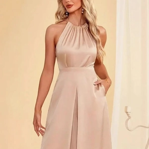 Detail eines champagnerfarbenen Satin-Jumpsuits mit elegantem Neckholder und Taillenfalten