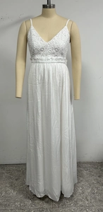 Dettaglio del corpetto in pizzo bianco e scollo a V su un abito lungo premaman chic