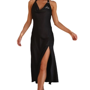 Robe longue en satin noir dos nu avec col en V profond et fente latérale pour soirée chic