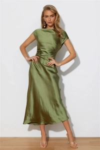 Détail de la robe midi en satin vert olive montrant la texture soie et le col élégant
