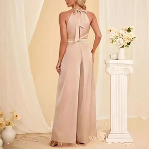 Nahaufnahme des champagnerfarbenen Satin-Jumpsuits mit Neckholder-Schleife und Rückenausschnitt