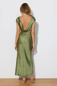 Détail d'une robe longue en satin vert olive montrant le design dos nu élégant en forme de U