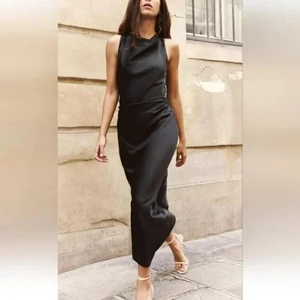 Details des eleganten schwarzen Satin-Midikleids mit Taillenraffung und Wasserfall-Ausschnitt
