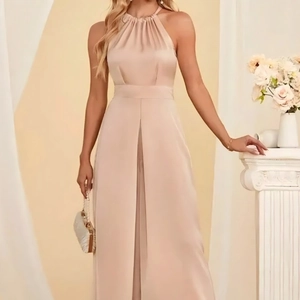 Detailansicht eines champagnerfarbenen Satin-Jumpsuits mit Neckholder und Plissee-Ausschnitt