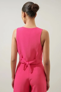 Detailansicht eines magentafarbenen ärmellosen Sets mit elegantem Schleifendetail am Rücken