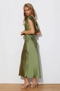 Détail de la robe en satin vert olive avec un élégant dos nu et col drapé