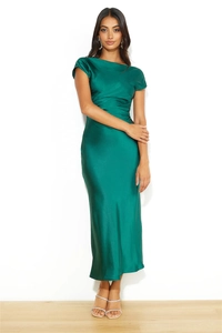 Détail de la robe en satin vert foncé avec des plis élégants à la taille et texture soie