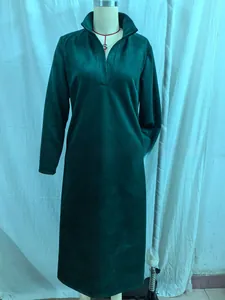 Detalle del vestido largo de ante verde oscuro con manga larga y cuello en V con bolsillos