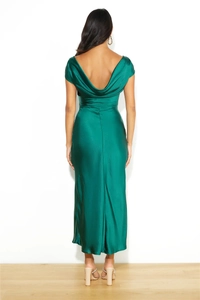Détail de la robe longue en satin vert émeraude avec un élégant dos nu drapé et raffiné