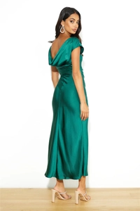 Détail de la robe en satin vert émeraude avec un design froncé dos nu élégant