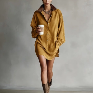 Détails de la robe chemise en faux daim gingembre avec col contrasté marron foncé
