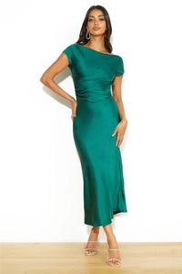 Détail de la taille froncée élégante et texture satinée lisse sur cette robe longue vert foncé