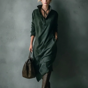 Detalle del vestido midi verde oscuro en ante de manga larga con prácticos bolsillos