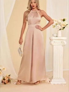 Elegantes champagnerfarbenes Satin-Maxikleid mit Neckholder, Falten-Taille und A-Linie