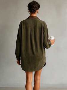 Robe chemise oversize en daim vert olive avec col en cuir marron contrastant pour femme