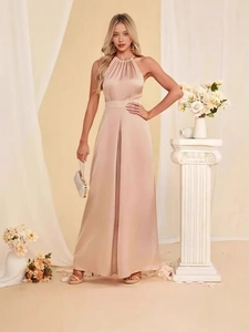 Elegantes Neckholder-Kleid aus Satin in Champagner mit schmaler Taille und weitem Rock