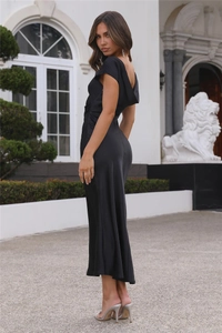 Vue détaillée du col bénitier élégant sur cette robe de soirée en satin noir ajustée