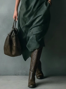 Vestido de mujer verde en ante sintético con botas marrones grabadas de estilo retro
