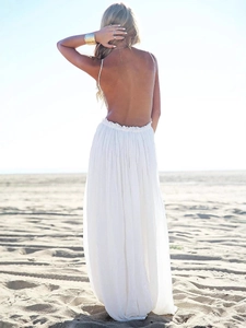 Abito lungo bianco con schiena scoperta in pizzo e vita elastica per look alla moda