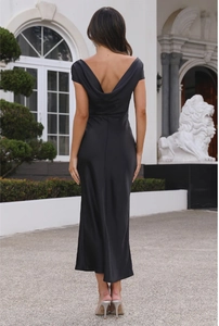 Détail du dos nu en V de cette élégante robe de soirée sirène en satin noir luxueux