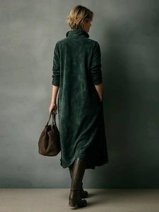 Elegante vestido midi de ante verde oscuro con manga larga, cuello alto y silueta ajustada
