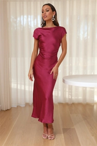 Détail d'une robe en satin rose fuchsia avec décolleté bateau et drapé délicat à la taille