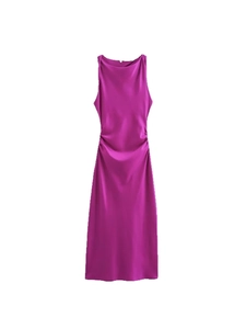 Ärmelloses Midikleid aus Satin in Magenta mit Wasserfallausschnitt und Raffung