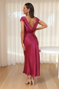 Détail de la robe élégante en satin magenta avec dos nu drapé et coupe ajustée chic